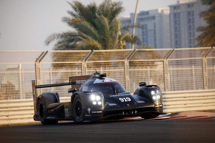 Der Porsche 919 Hybrid bei Testfahren in Abu Dhabi