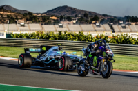 Vertauschte Rollen: Hamilton auf dem Motorrad, Rossi im Silberpfeil