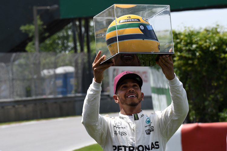 Lewis Hamilton mit dem Senna-Helm