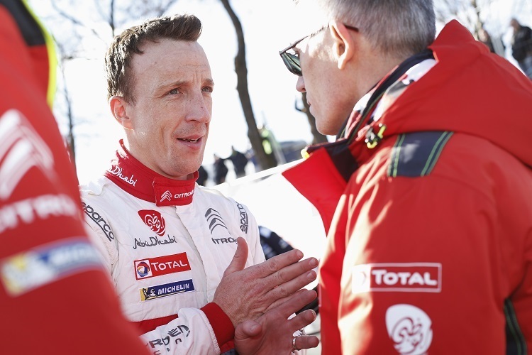 Kris Meeke (Mi.) im Gespräch mit dem PSA-Präsidenten Carlos Tavares