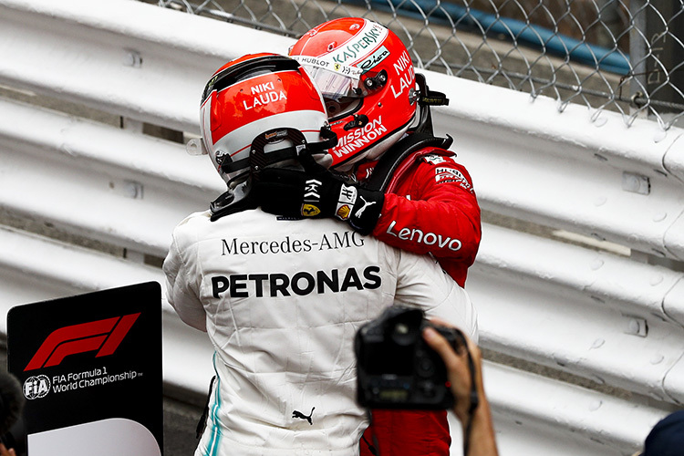 Hamilton und Vettel mit Lauda-Helmen