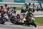 Loris Baz rutschte aus und kegelte Tom Sykes (1) aus dem Rennen