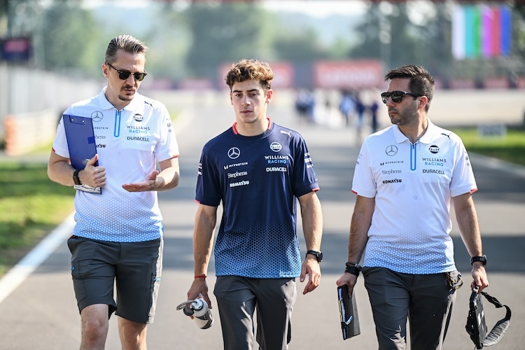 Franco Colapinto (Mitte) bei der Pistenbesichtigung in Monza