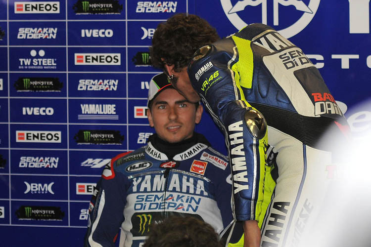 Vor dem Warm-up: Rossi erkundigt sich bei Lorenzo nach dem Befinden