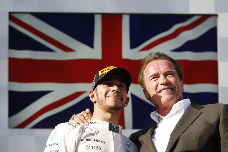 Da staunt selbst ein Formel-1-Weltmeister: Lewis Hamilton wurde auf dem Podest von Arnold Schwarzenegger interviewt