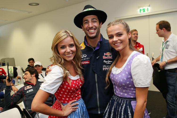 Daniel Ricciardo umringt von Formula Unas 2015