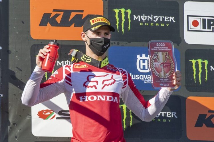 Tim Gajser behält da red plate fest in der Hand