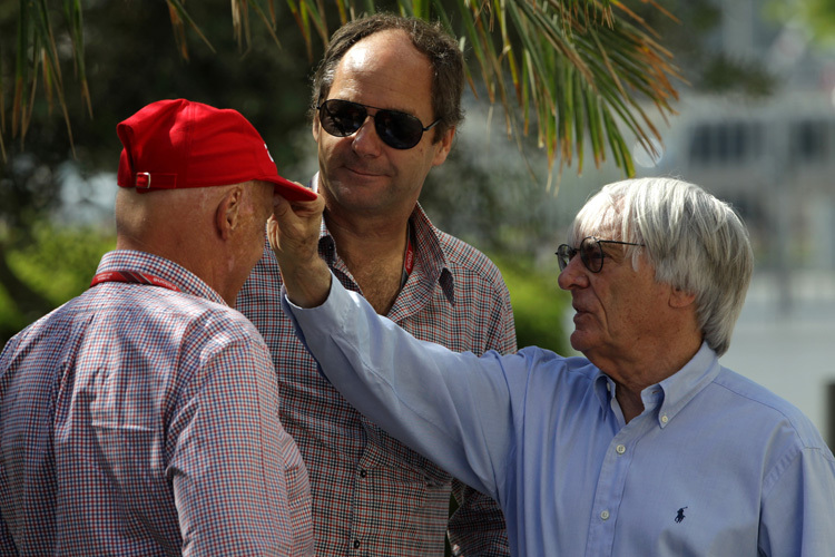 Niki Lauda, Gerhard Berger und Bernie Ecclestone albern etwas herum