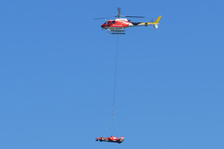 Nein, am Schaltknüppel sitzt nicht Sebastian Vettel