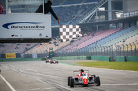 Am Ziel: Juri Vips ist Meister der ADAC Formel 4 2017