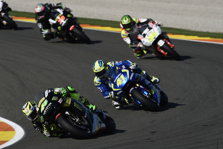 Vorne Pol Espargaro (44) vor seinem Bruder Aleix, dann Cal Crutchlow (35) und Bradley Smith