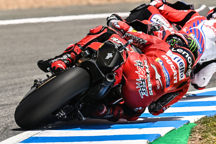 Pecco Bagnaia dicht hinter Johann Zarco in Jerez