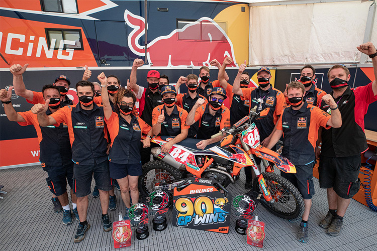 In Faenza feierte Jeffrey Herlings mit dem Team noch seinen 90. Grand-Prix-Sieg