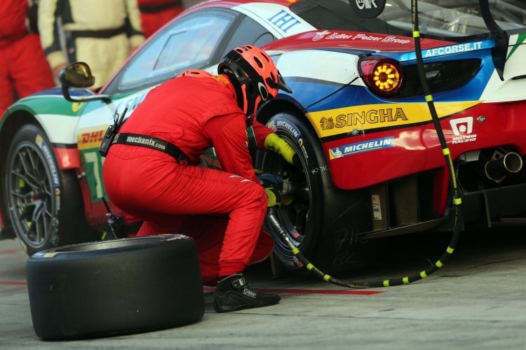 Reifenwechsel am Ferrari 488 GTE von AF Corse