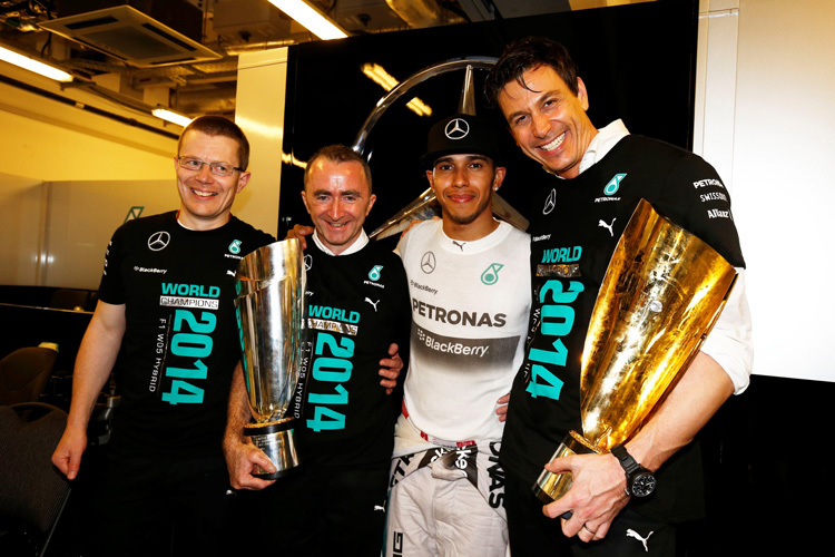 Mercedes-Motorenchef Andy Cowell (ganz links) mit Paddy Lowe, Lewis Hamilton und Toto Wolff