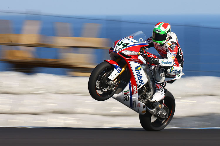 Mit der Aprilia mache Davide Giugliano viel mehr Wheelies