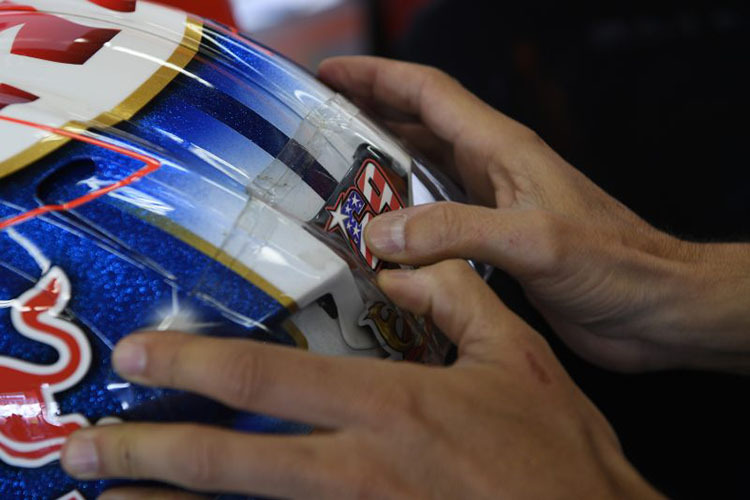 Zu Ehren von Nicky Hayden klebt die Nummer 69 auf Pedrosas Helm