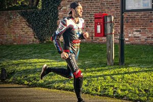 Sylvain Guintoli trainiert bereits eifrig)