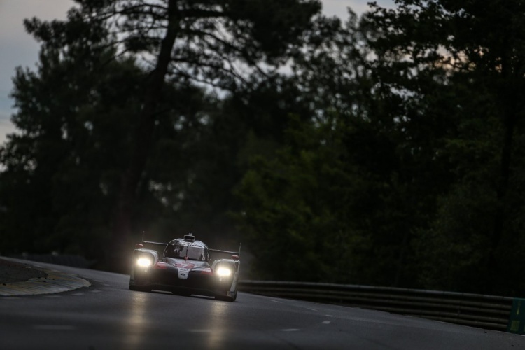 Führt bei den 24h von Le Mans: Der Toyota TS050 Hybrid von Mike Conway, Kamui Kobayashi und José María López