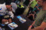 Für das Geburtstagskind Jenson Button gab es natürlich auch ein Autogramm