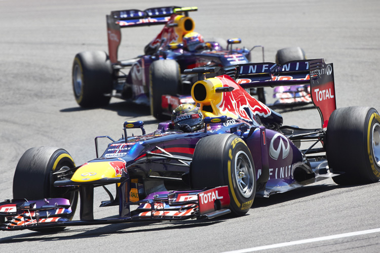 Die Autos von Vettel und Webber liegen wie ein Brett auf der Strasse