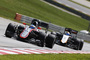 Fernando Alonso im McLaren-Honda (vor Sergio Pérez im Force India)