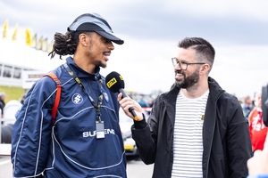 Tobi Schimon, hier mit Basketball-Bundesligaspieler Kevin Yebo, wird neuer Kommentator der DTM auf ProSieben)