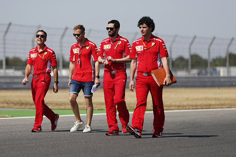 Sebastian Vettel beim Pistenrundgang in Hockenheim