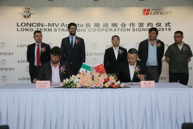 Timur Sardov, CEO von MV Agusta (links) und  Yong Gao, Präsident von Loncin, bei der Unterzeichnung des Zusammenarbeitsvertrages