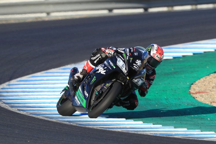 Jonathan Rea fliegt mit seiner ZX-10RR über die Piste