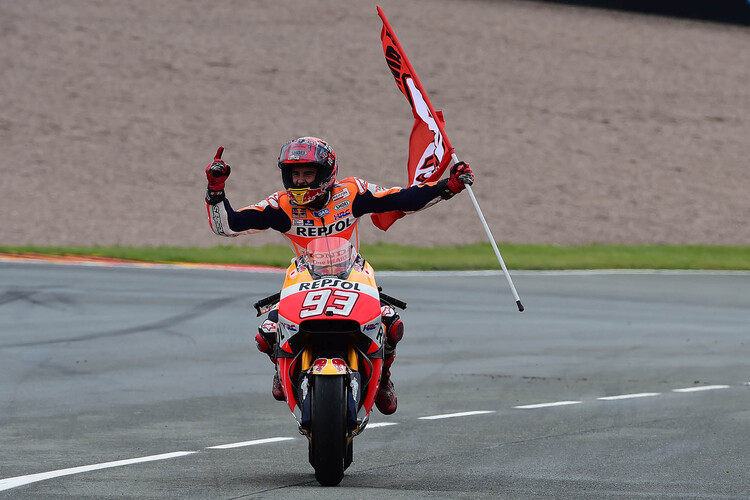 Marc Márquez bog früher als der Rest der Spitzengruppe an der Box ab und sicherte sich damit seinen siebten Sieg auf dem Sachsenring