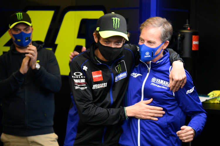 Valentino Rossi und Yamaha-Renndirektor Lin Jarvis umarmten sich zum Abschied in Portimão