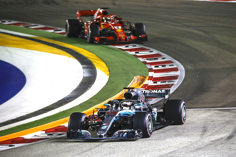 Lewis Hamilton vor Sebastian Vettel in Singapur