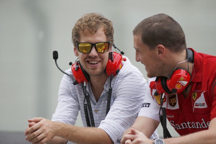 Sebastian Vettel besucht das Ferrari-Team