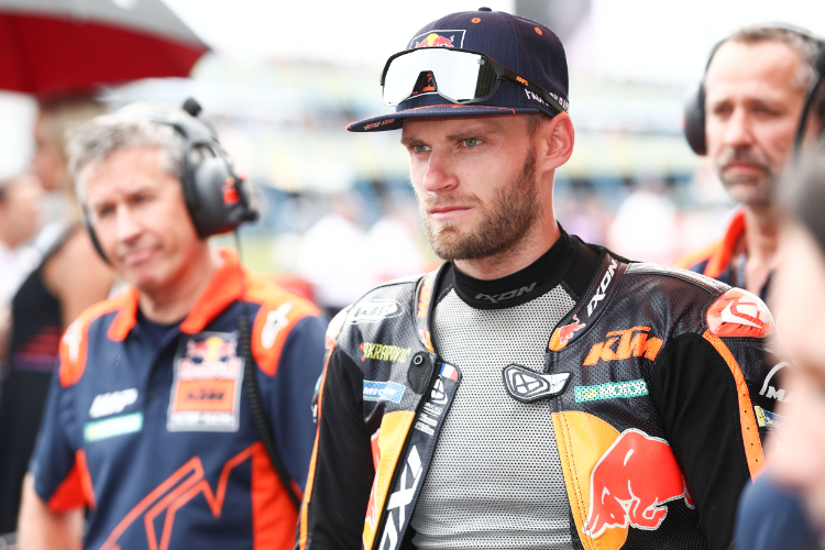 Brad Binder (Mitte) entschuldigte sich bei seinem Team