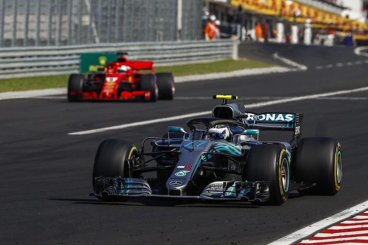 Vettel jagte Bottas und musste immer wieder aus dem Windschatten des Finnen, um seinen Ferrari zu kühlen