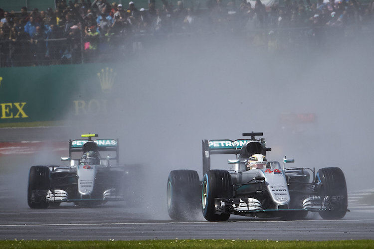 Lewis Hamilton vor Nico Rosberg im britischen Grand Prix