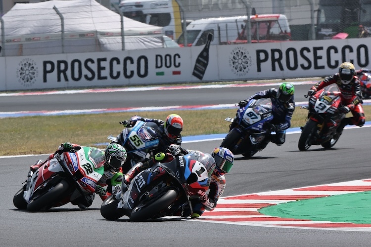 Toprak Razgatlioglu sieht vor Alex Lowes und Andrea Locatelli