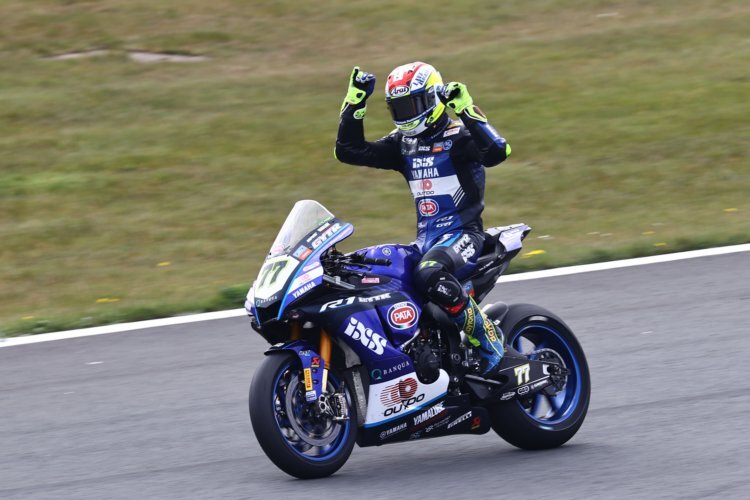 Dominique Aegerter jubelt über Platz 6 im ersten Lauf in Assen