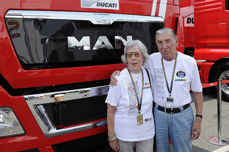 Hildegard und Jochen Luck – vor einem MAN-Truck