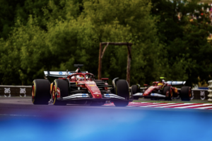 Lewis Hamilton fährt 2025 bei Ferrari Charles Leclerc hinterher)