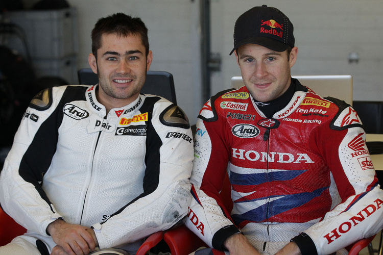 Leon Haslam (l) mit seinem Teamkollegen Jonathan Rea