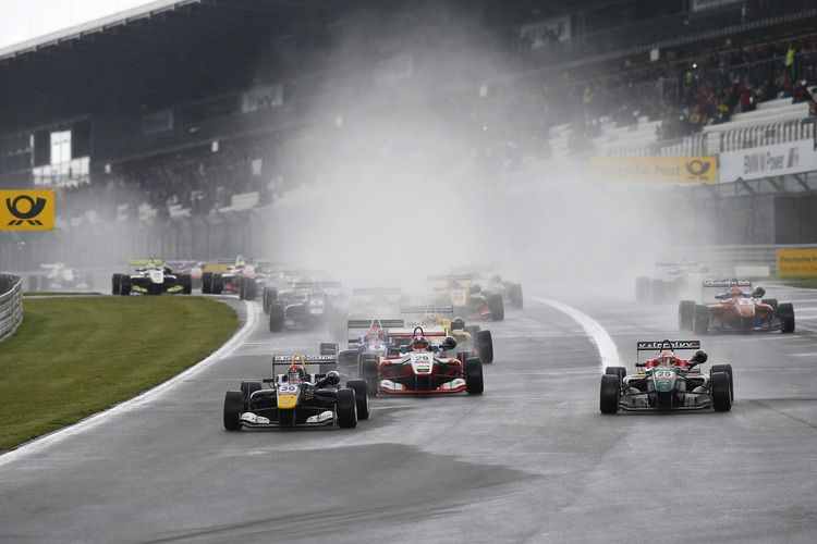 Max Verstappen startete auf Slicks ins erste von drei F3-EM-Rennen auf dem Nürburgring