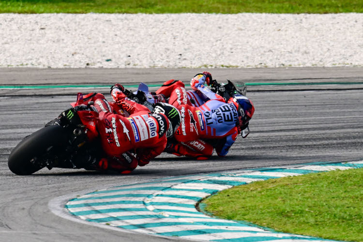 Pecco Bagnaia schaute sich Marc Márquez in Sepang aus nächster Nähe an