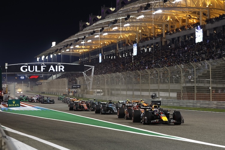 Max Verstappen verteidigt kurz nach dem Start zum Bahrain-GP seine Führung gegen Ferrari-Fahrer Charles Leclerc