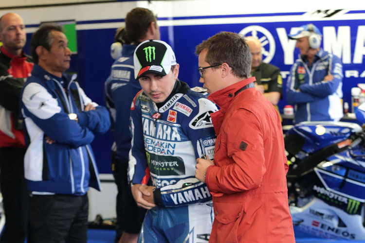Assen-GP: Zwei Tage nach dem schweren Sturz tauchte Jorge Lorenzo wieder in der Yamaha-Box auf