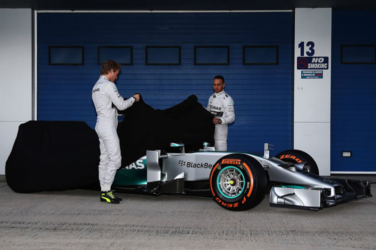 So enthüllten Nico Rosberg und Lewis Hamilton vor einem Jahr ihr Auto