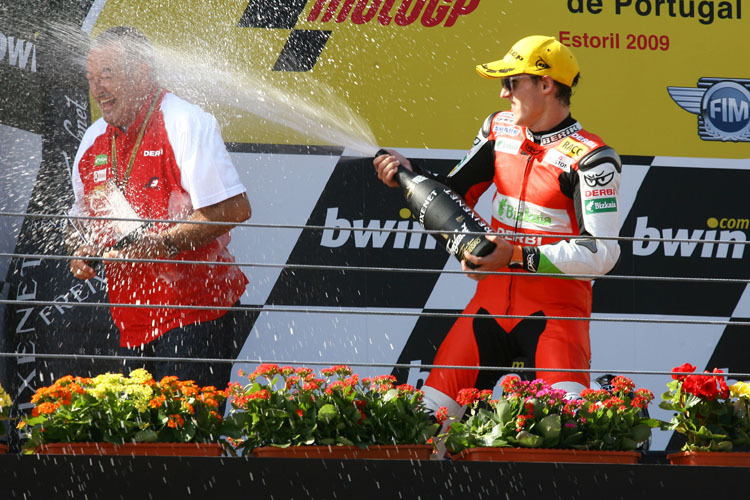 Estoril-GP 2009: Karlos Argiñano feiert mit 125-ccm-Sieger Pol Espargaró