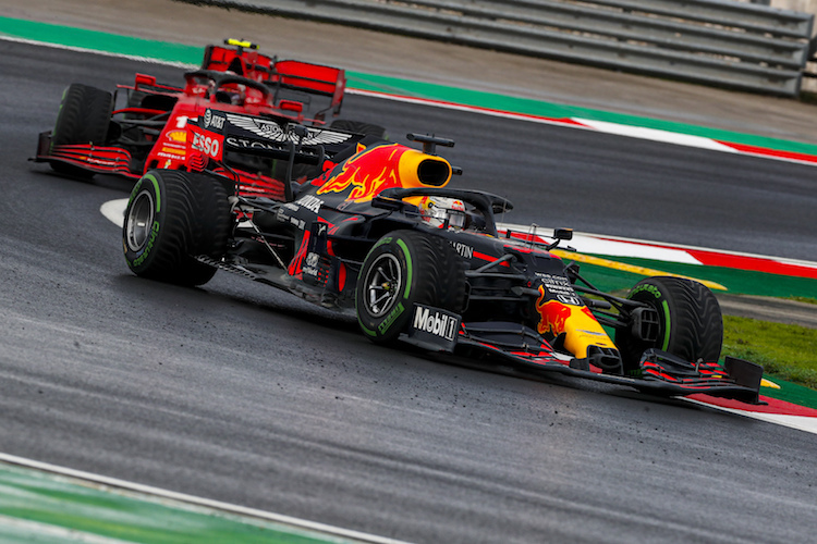 Max Verstappen vor Charles Leclerc