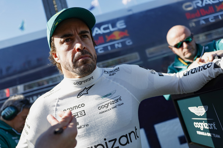 Fernando Alonso hofft auf unfreiwillige Schützenhilfe von Red Bull Racing, um seinen 33. GP-Sieg einzufahren